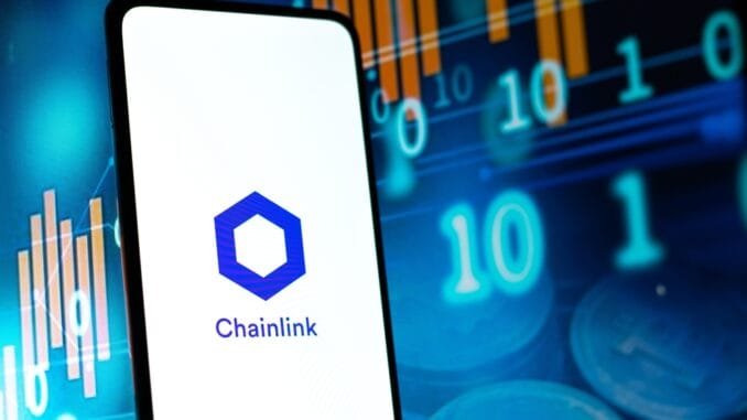 Stellar integrates Chainlink’s CCIP, fueling LINK’s 3.6% rebound and advancing real-world asset tokenization growth.