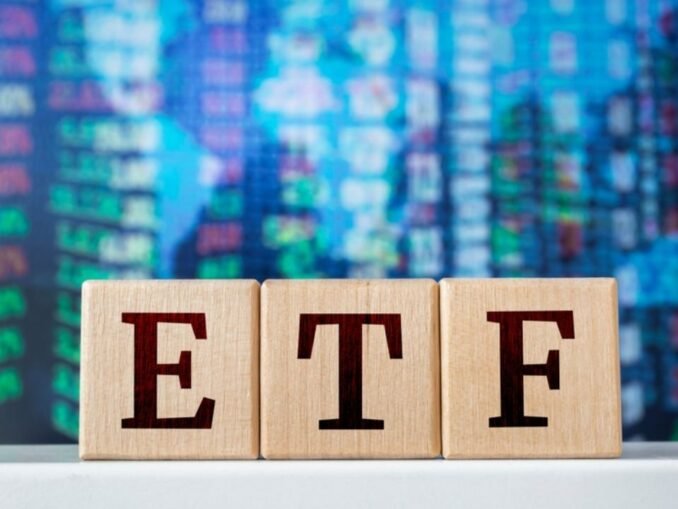 Bitcoin Price Holds $82K as Blackrock Leads ETF Rebound